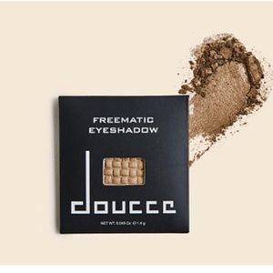 🎉HOST PICK🎉{NIB} DOUCCE Freematic Eyeshadow Mono in Ariana